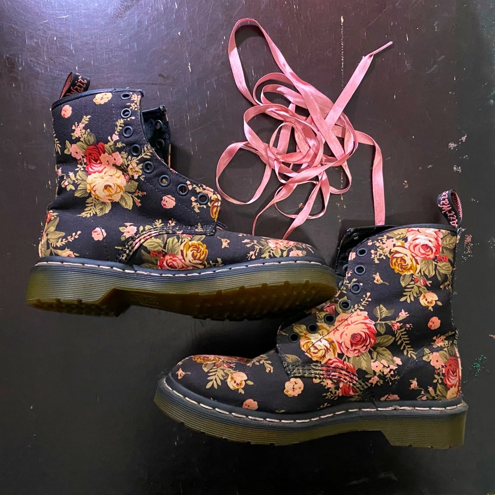 Dr martens combatant boots rose print